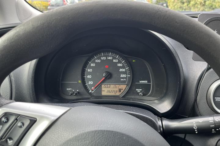Grå Toyota Yaris fra 2012