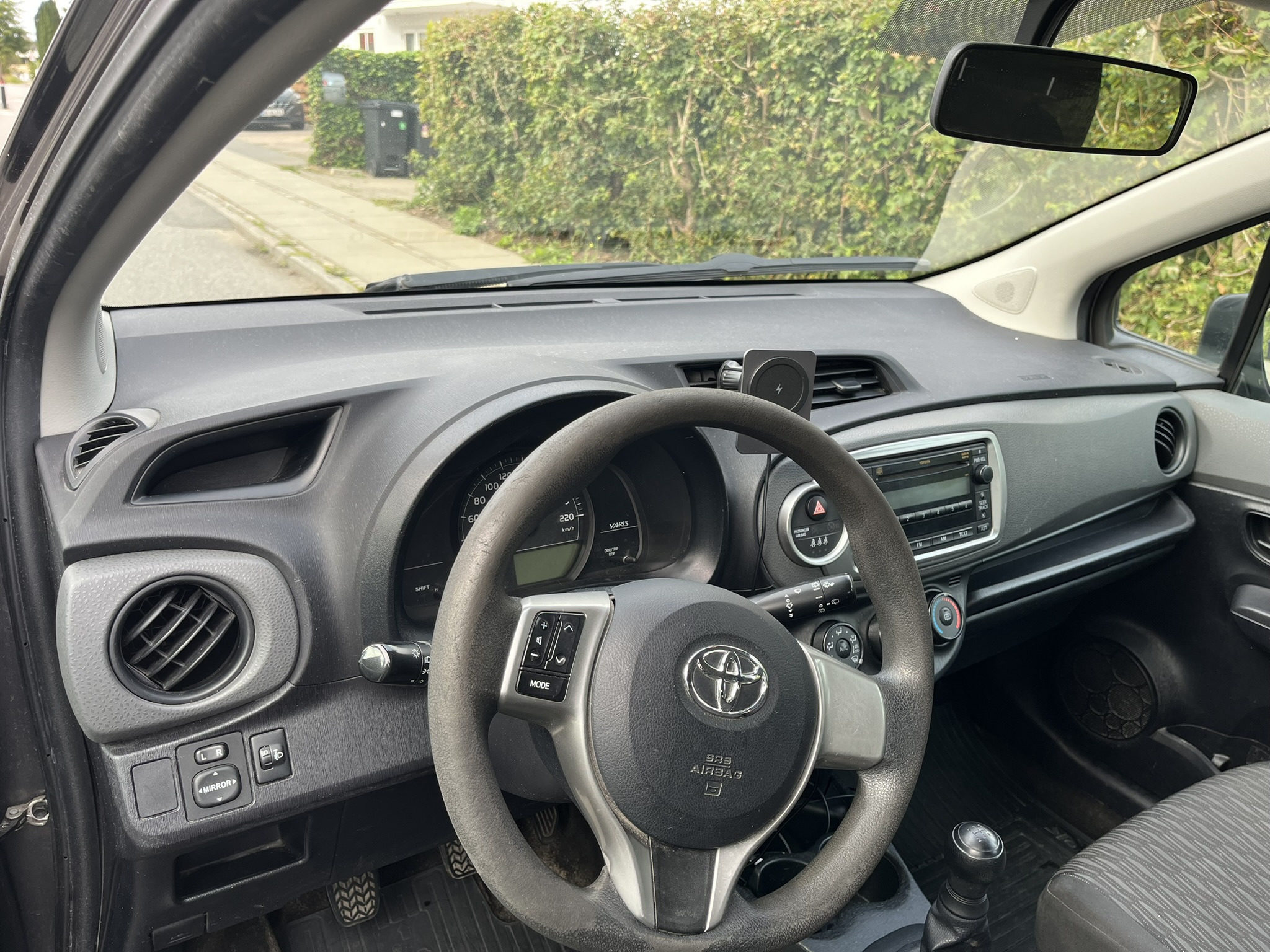 Grå Toyota Yaris fra 2012