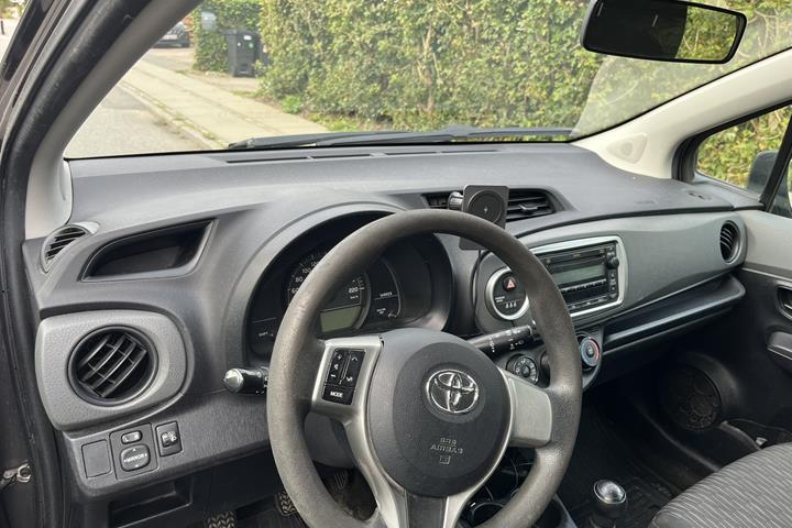 Grå Toyota Yaris fra 2012