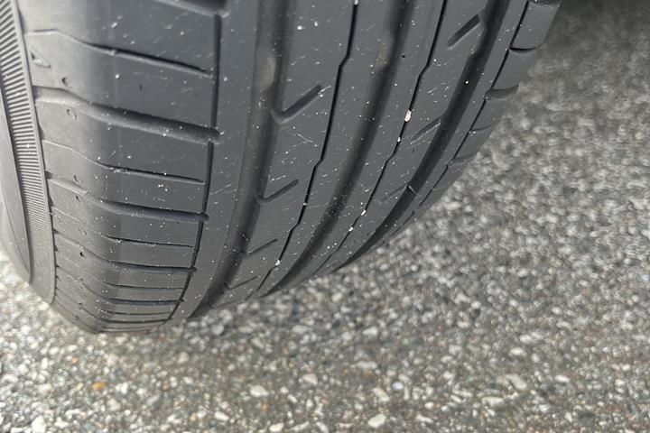 Grå Toyota Yaris fra 2012