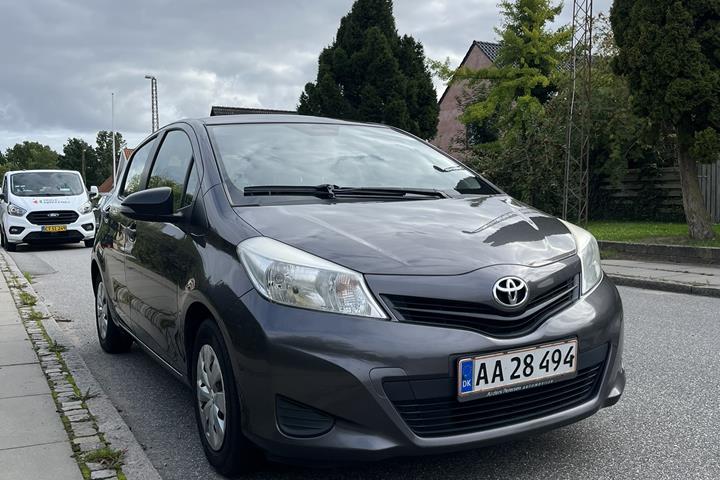 Grå Toyota Yaris fra 2012