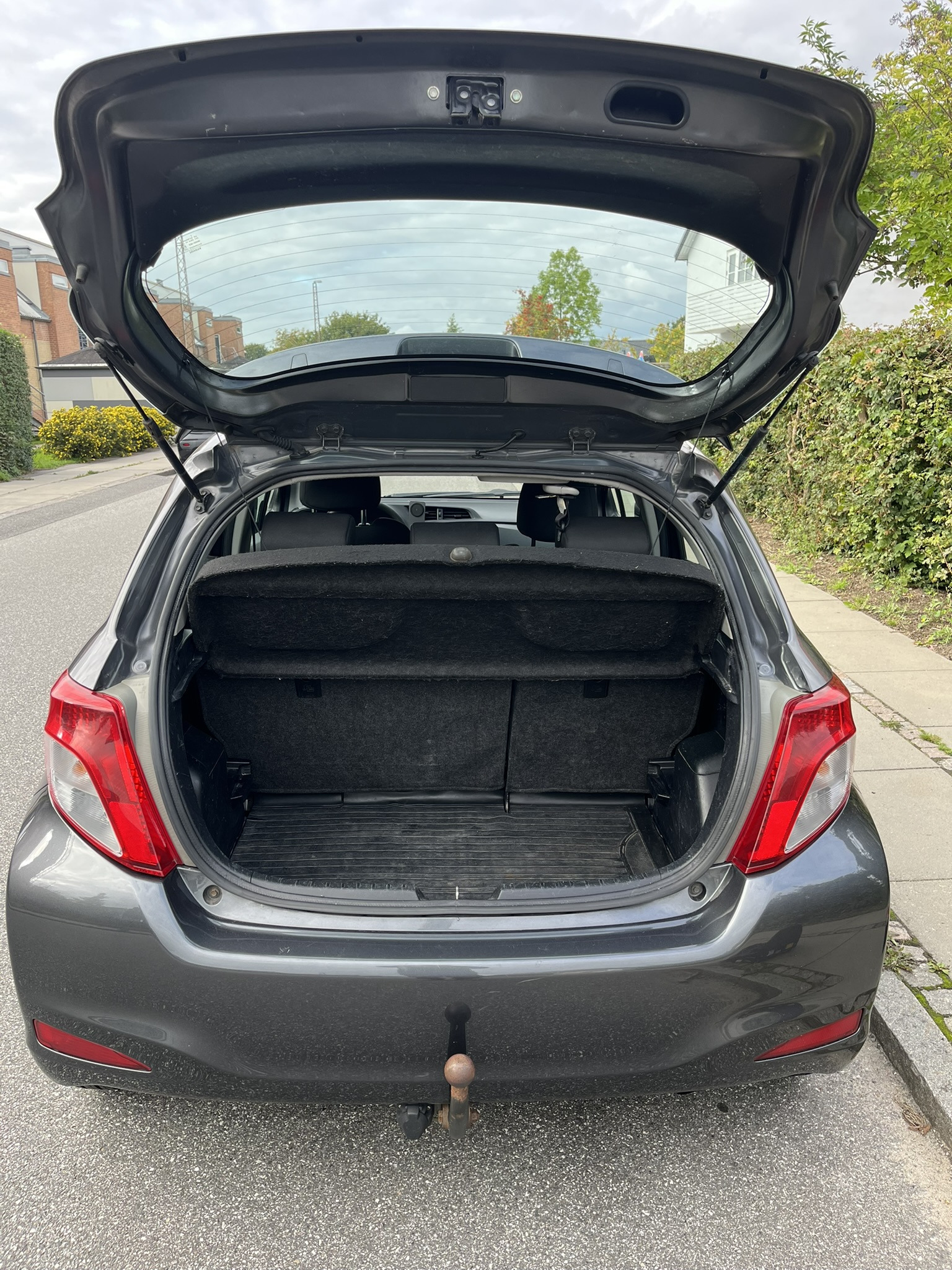 Grå Toyota Yaris fra 2012