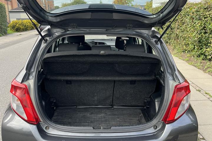 Grå Toyota Yaris fra 2012