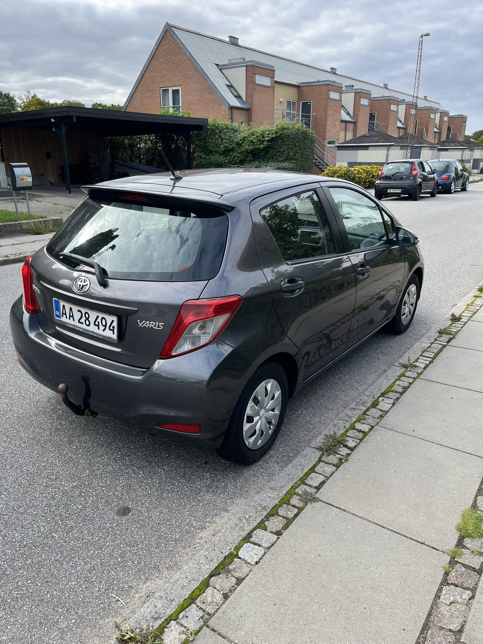 Grå Toyota Yaris fra 2012