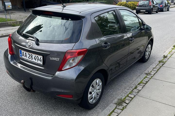 Grå Toyota Yaris fra 2012