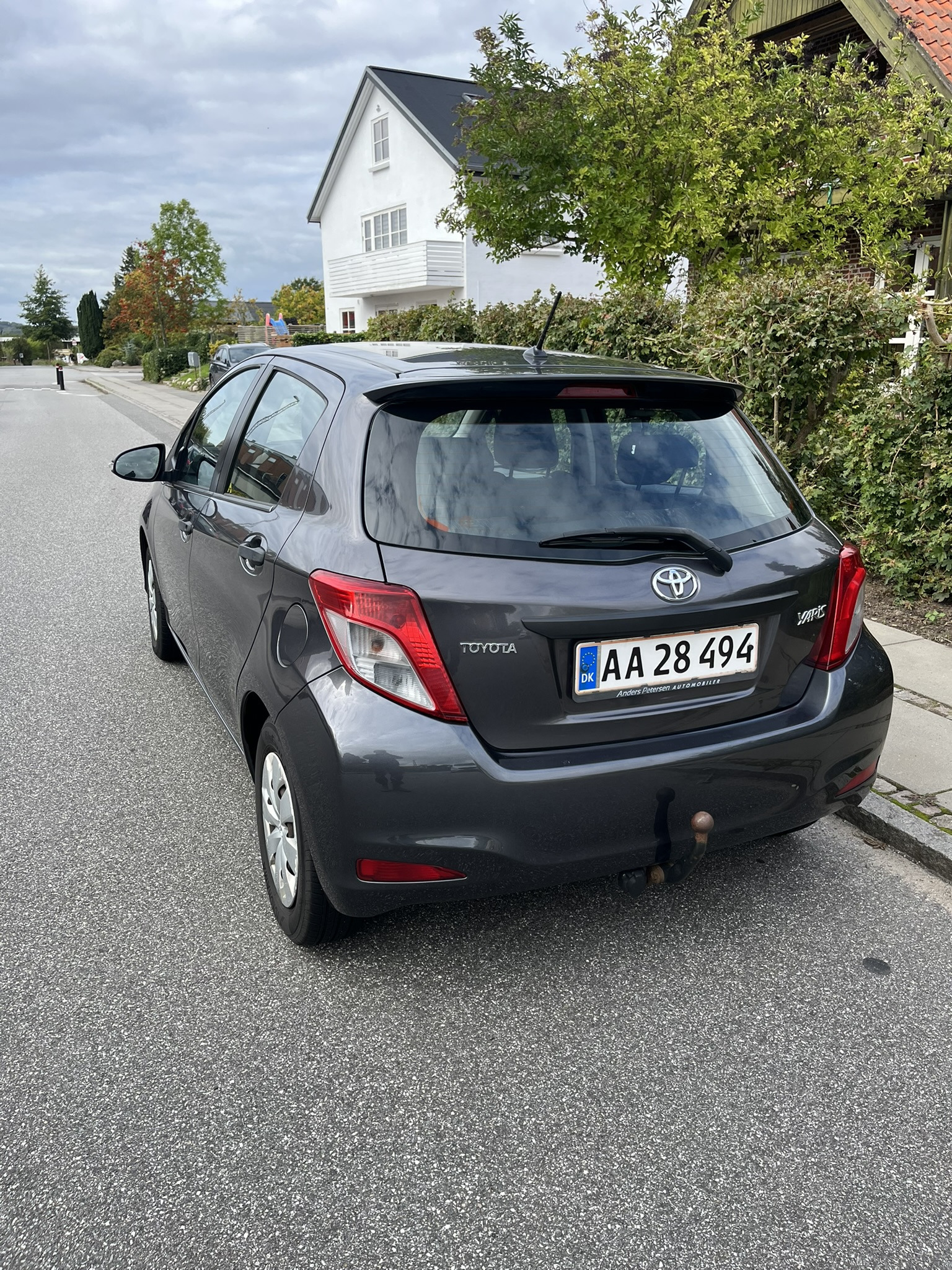 Grå Toyota Yaris fra 2012