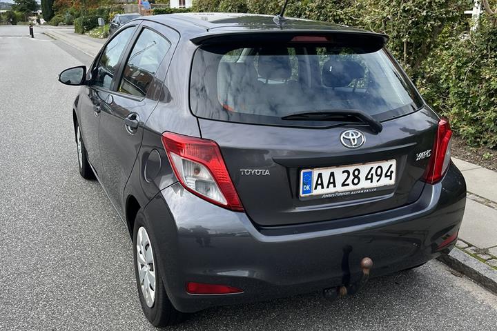 Grå Toyota Yaris fra 2012
