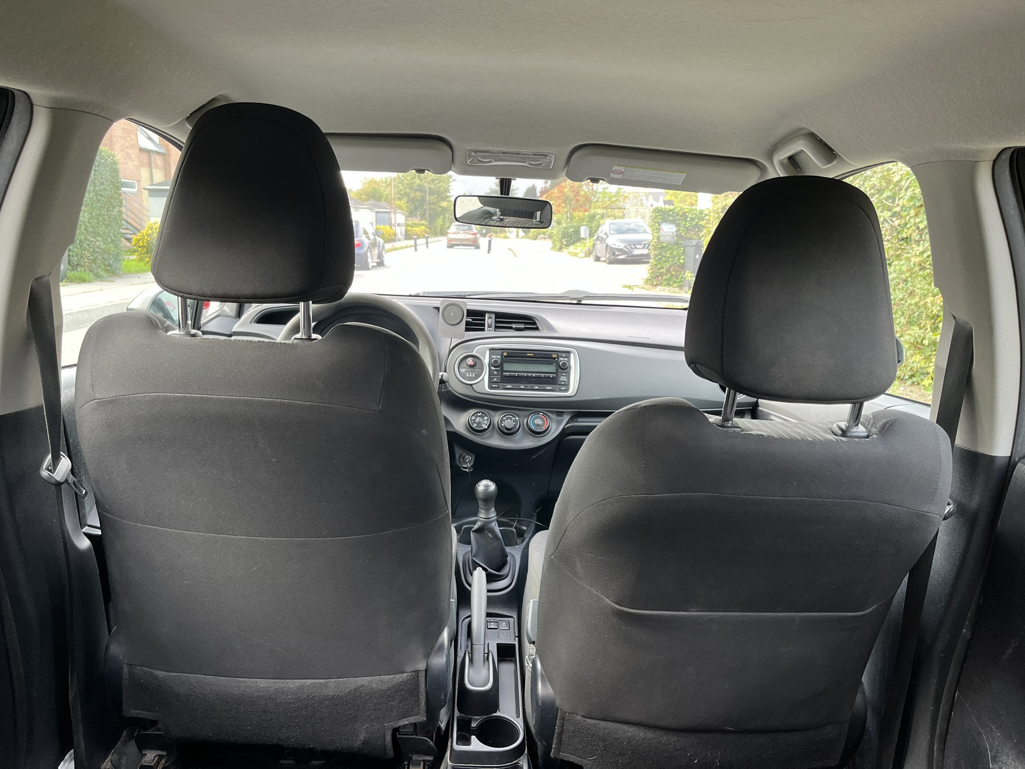 Grå Toyota Yaris fra 2012