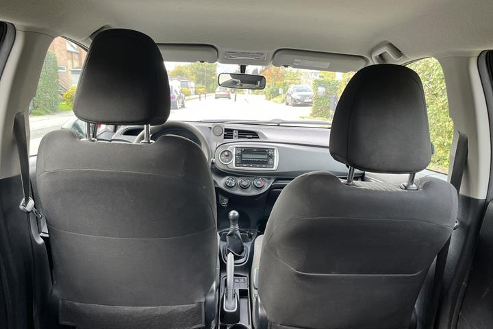 Grå Toyota Yaris fra 2012
