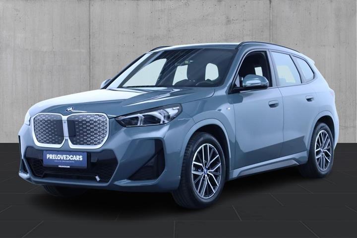 Grøn BMW iX1 fra 2024 set udefra