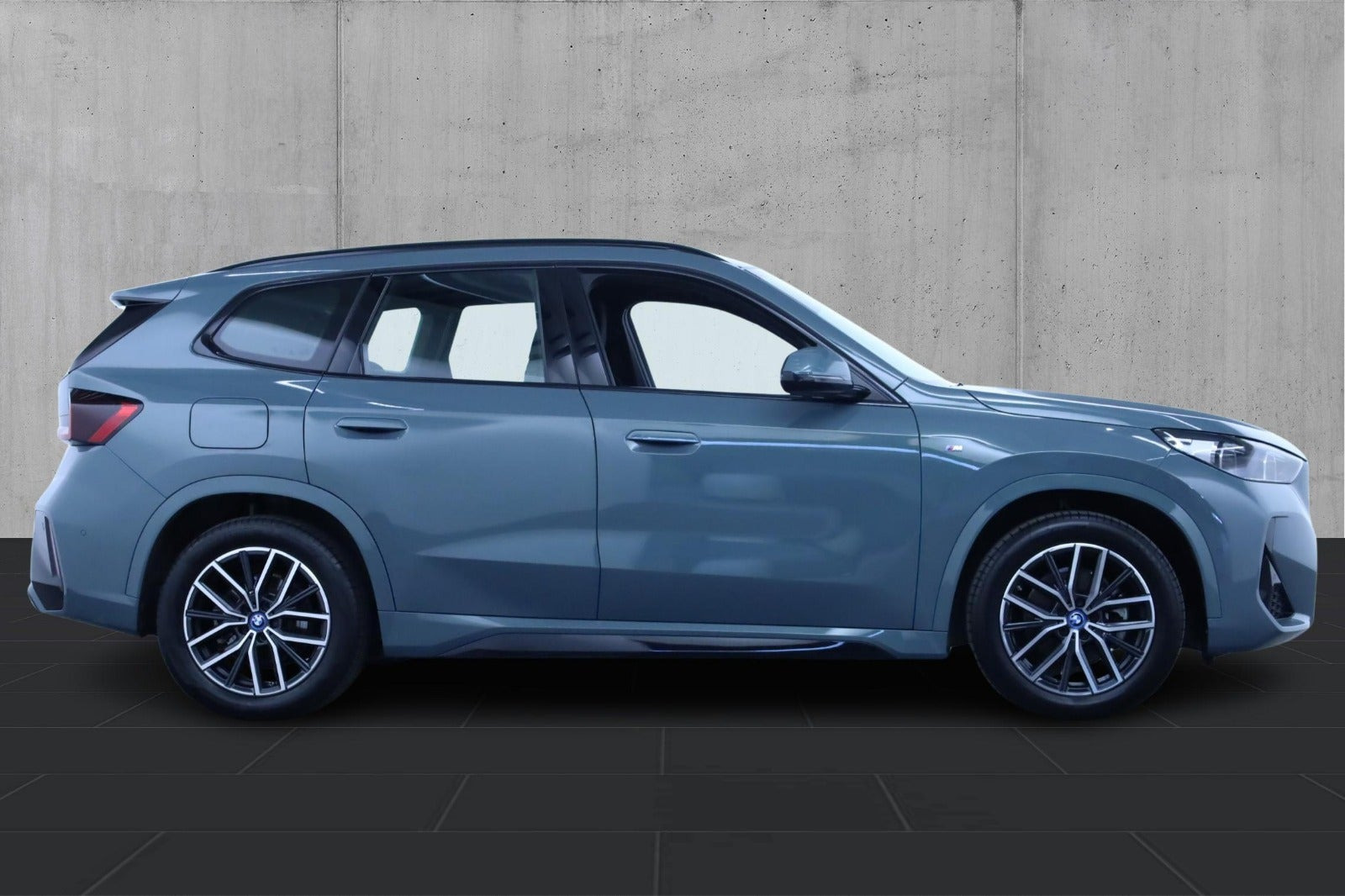 Grøn BMW iX1 fra 2024