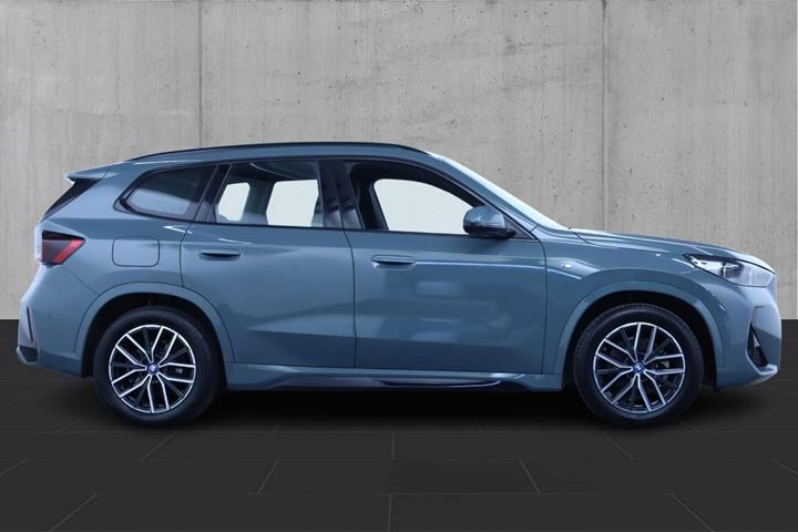 Grøn BMW iX1 fra 2024