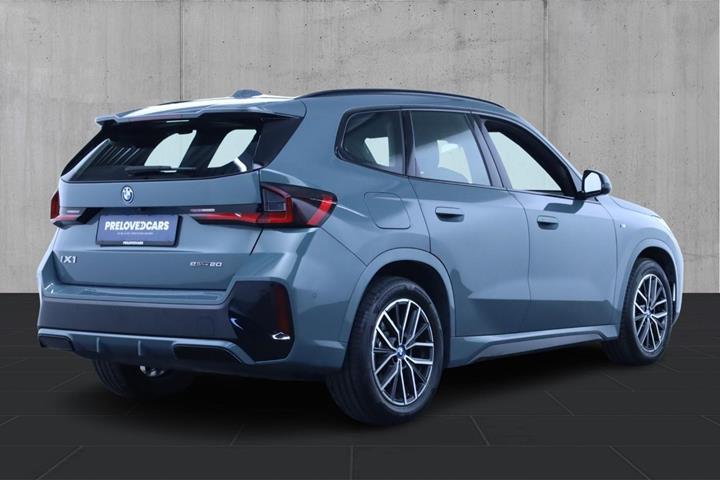 Grøn BMW iX1 fra 2024