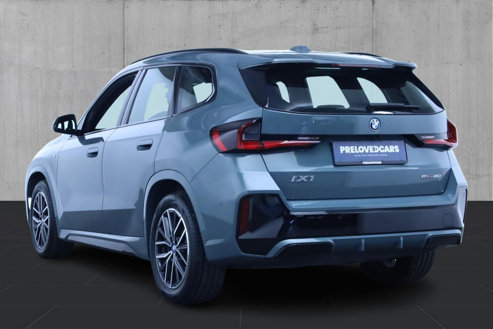 Grøn BMW iX1 fra 2024