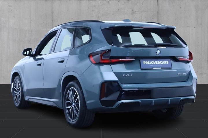 Grøn BMW iX1 fra 2024