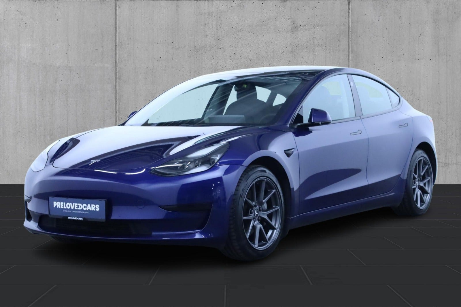 Blå Tesla Model 3 fra 2021
