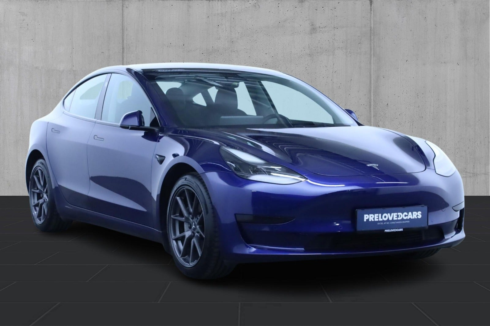 Blå Tesla Model 3 fra 2021