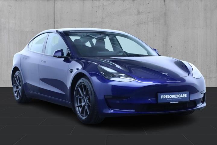 Blå Tesla Model 3 fra 2021