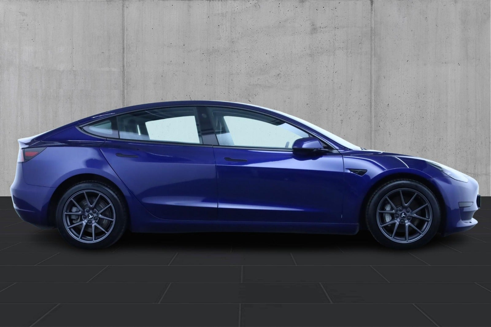 Blå Tesla Model 3 fra 2021