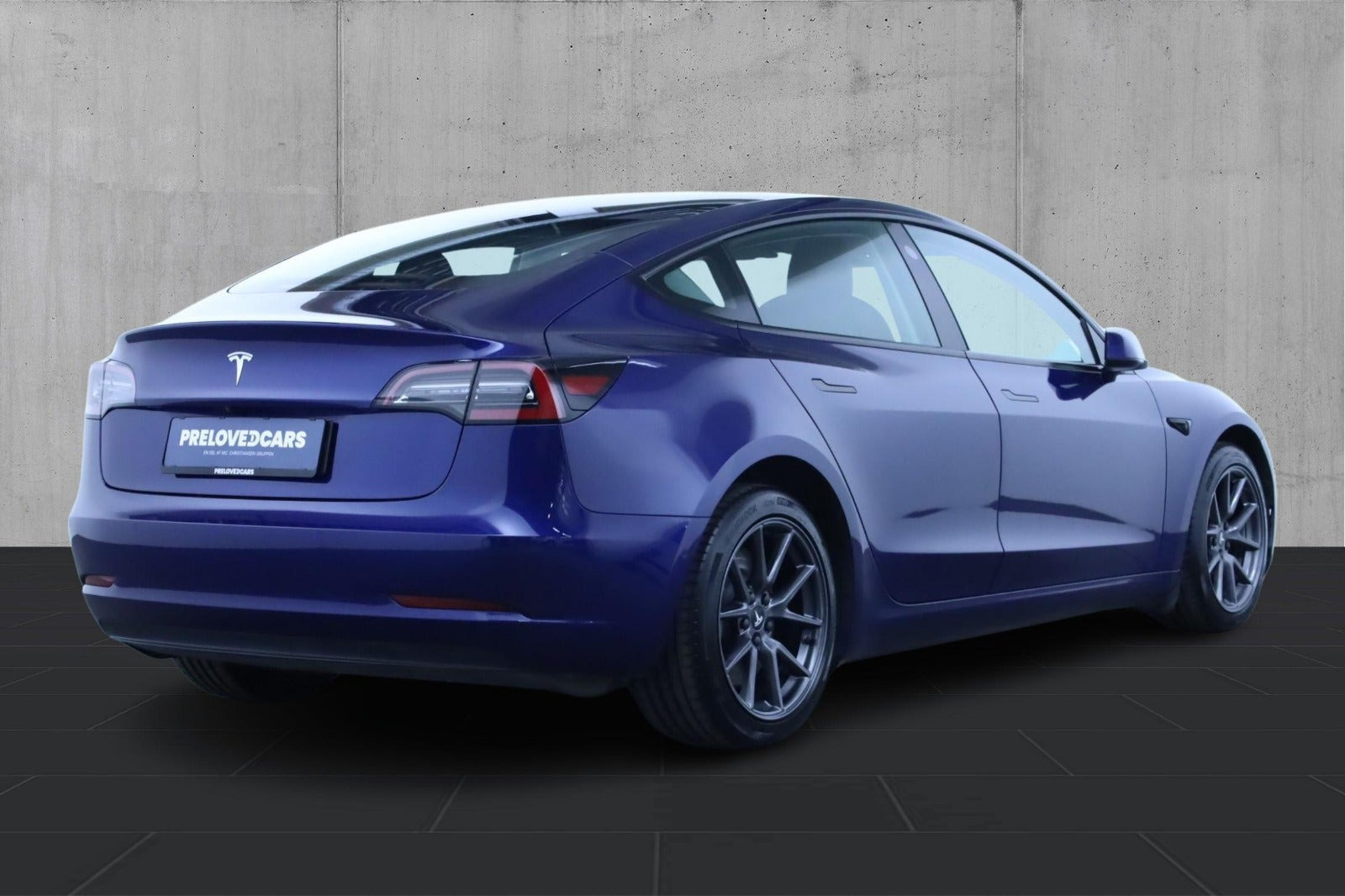 Blå Tesla Model 3 fra 2021