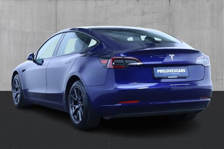 Blå Tesla Model 3 fra 2021