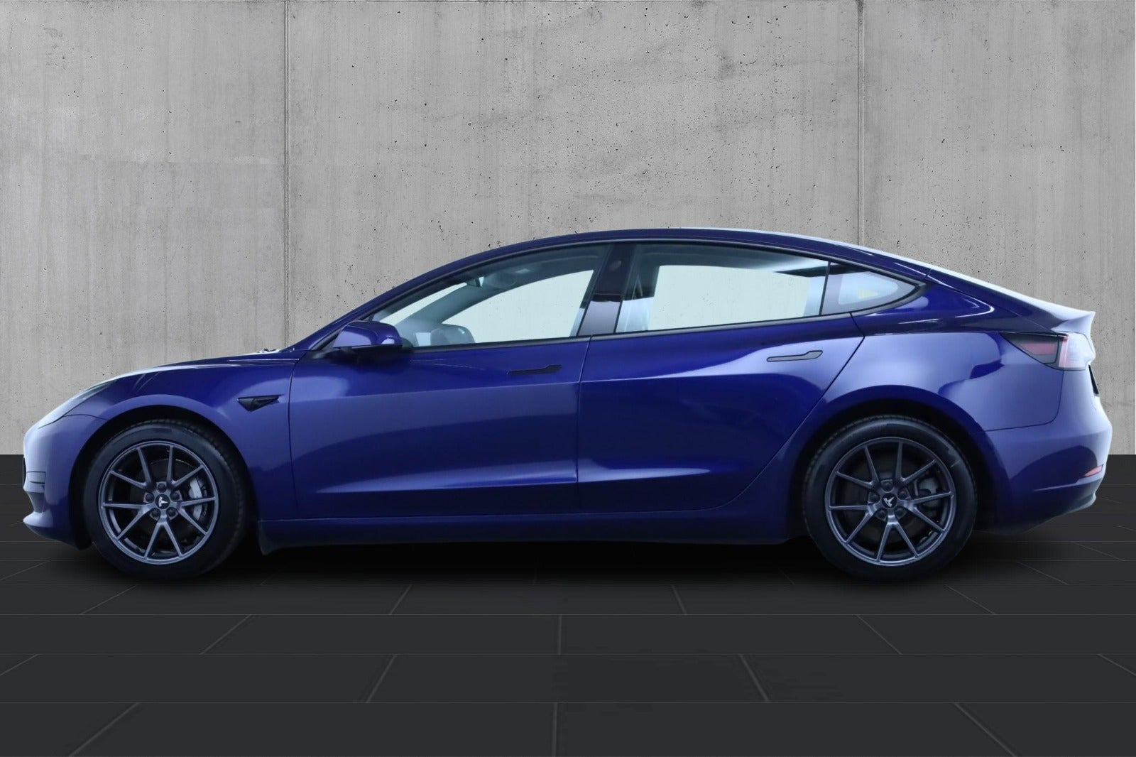 Blå Tesla Model 3 fra 2021