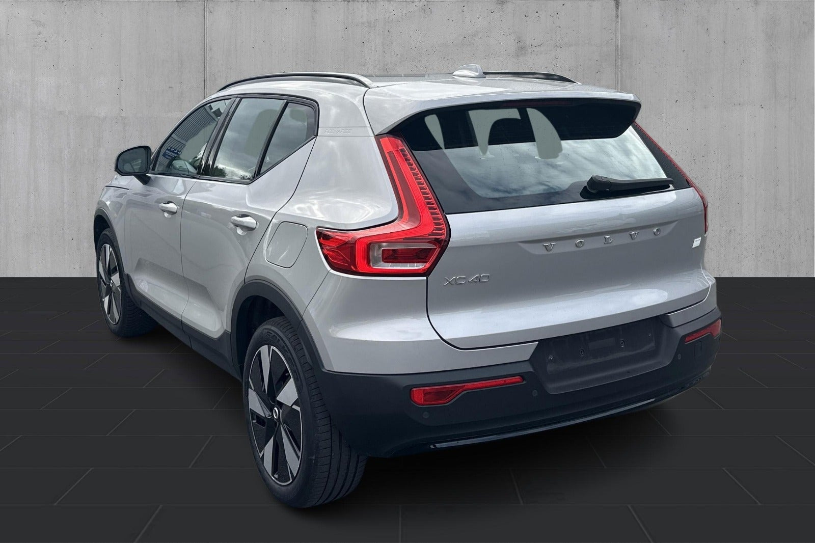 Sølv Volvo XC40 fra 2023