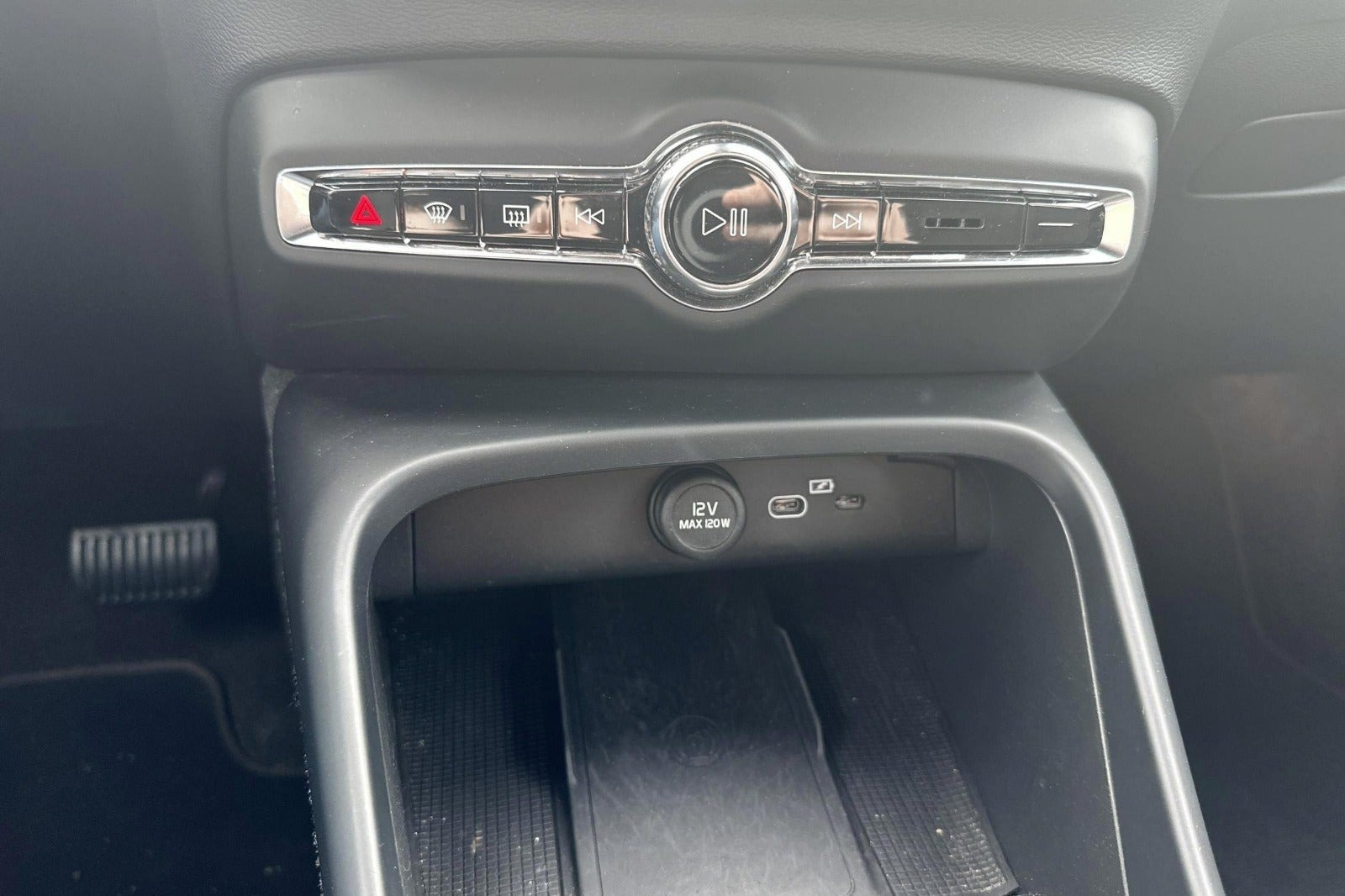 Sølv Volvo XC40 fra 2023