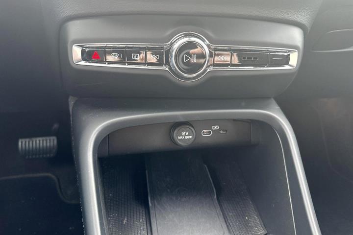 Sølv Volvo XC40 fra 2023