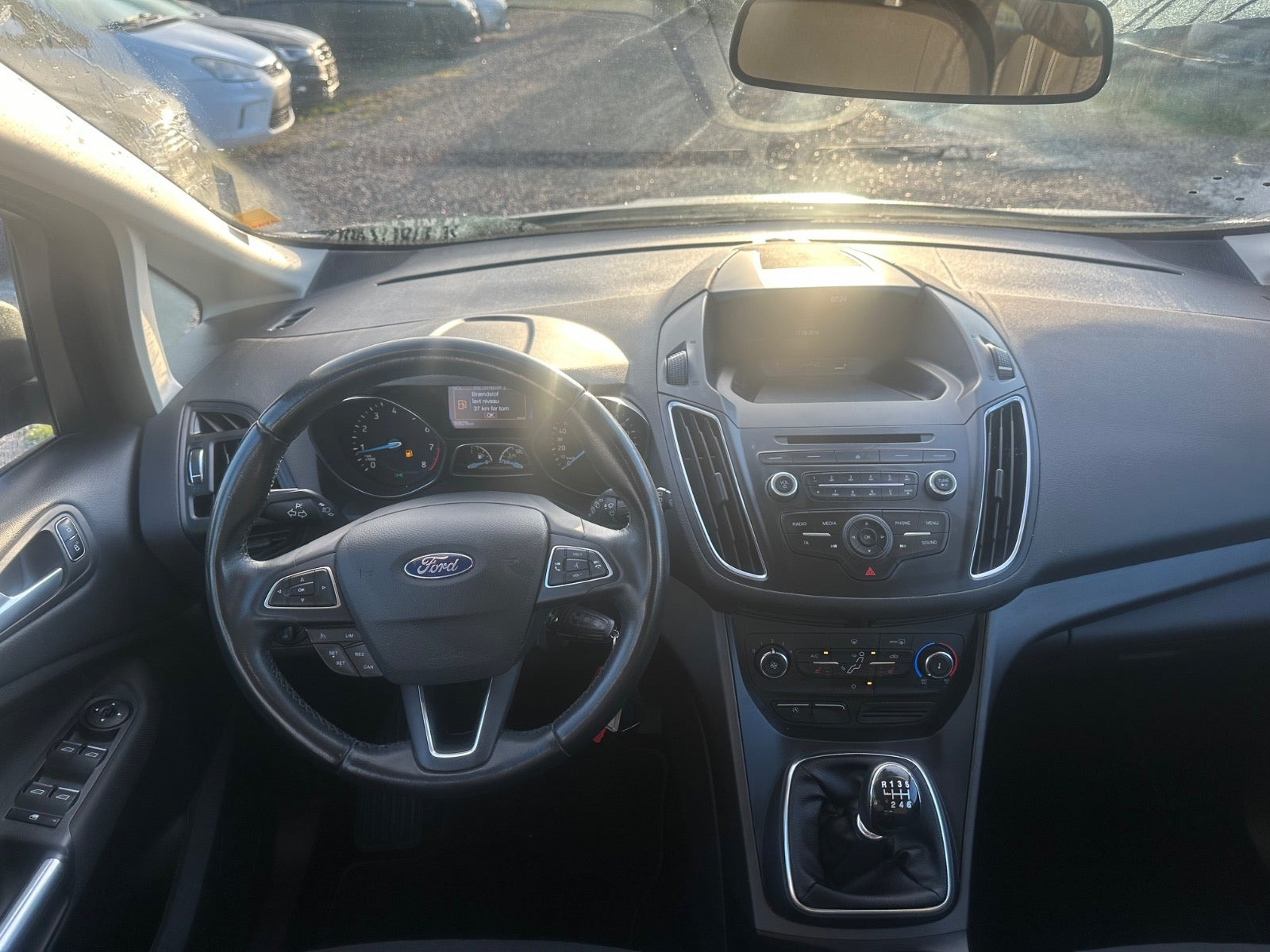 Grå Ford C-MAX fra 2016