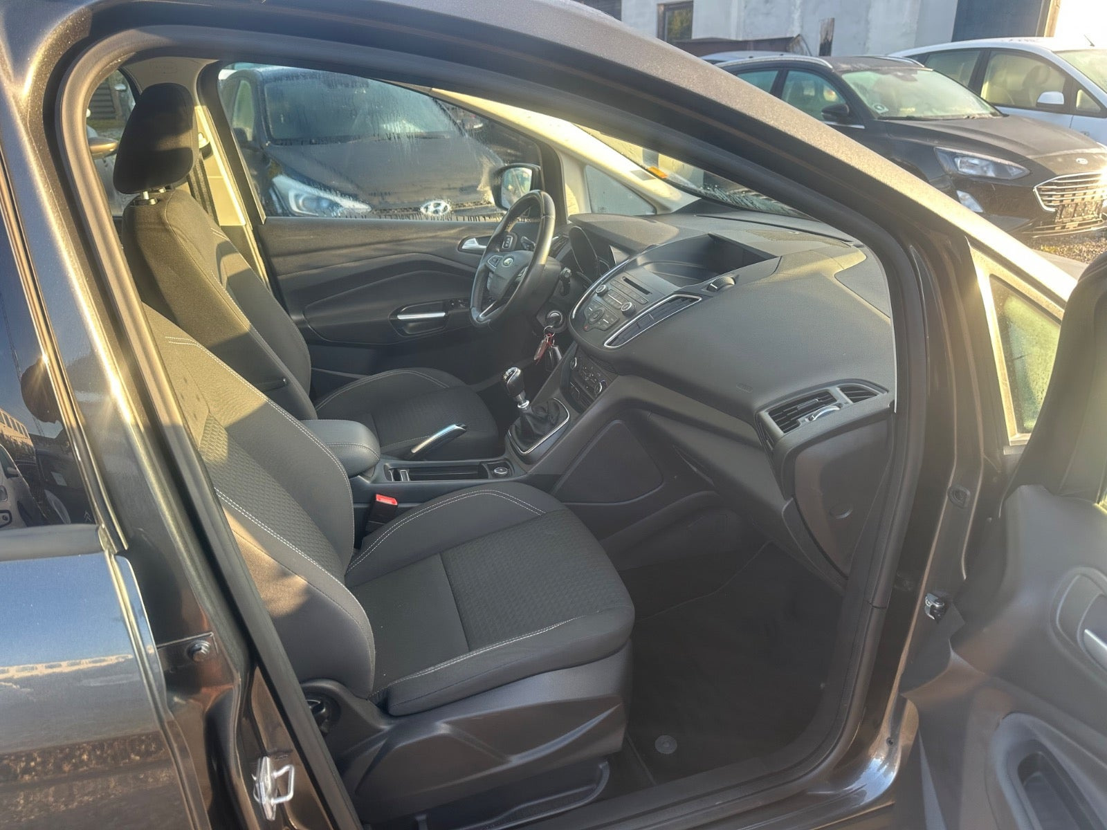 Grå Ford C-MAX fra 2016