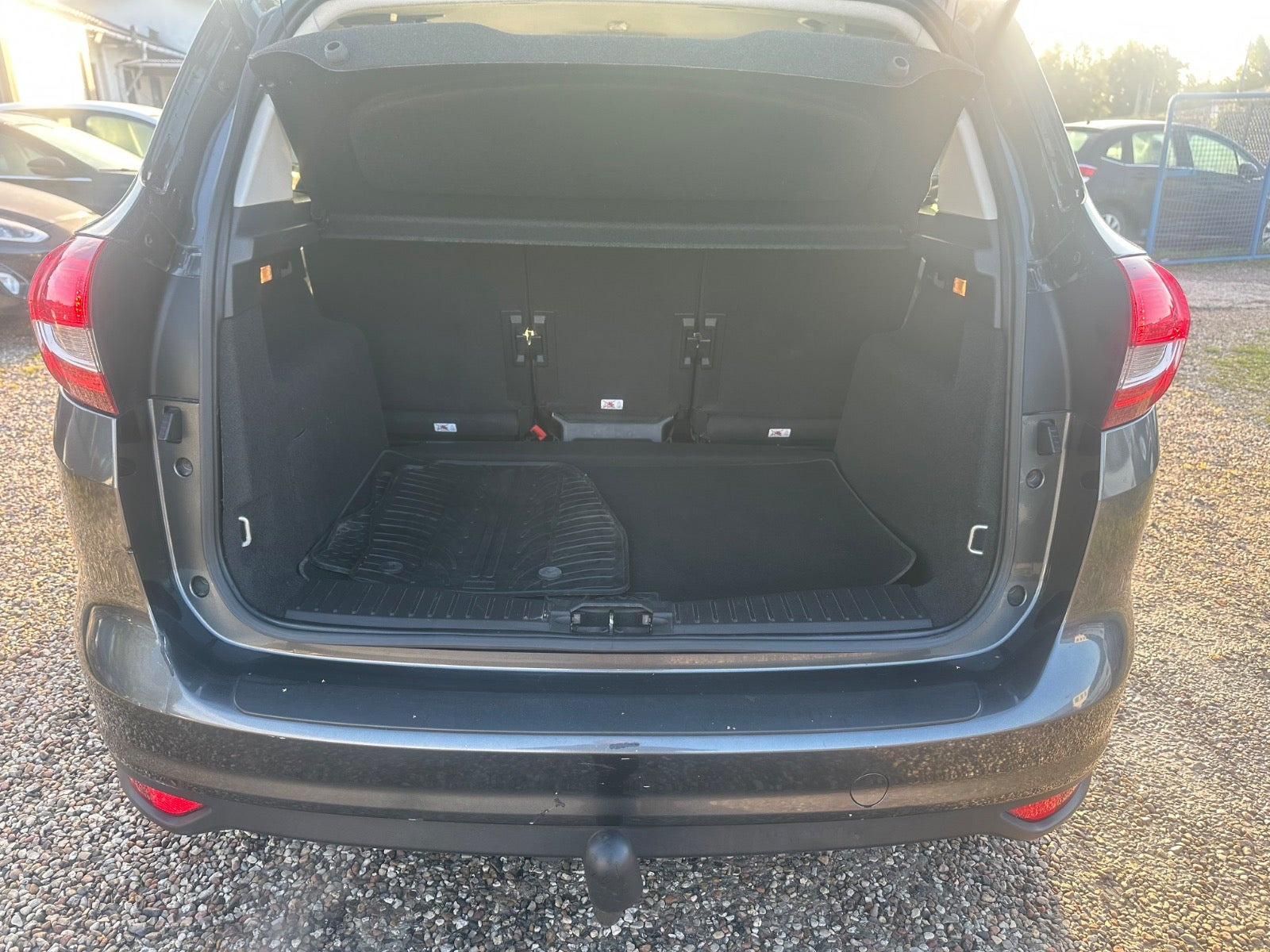 Grå Ford C-MAX fra 2016