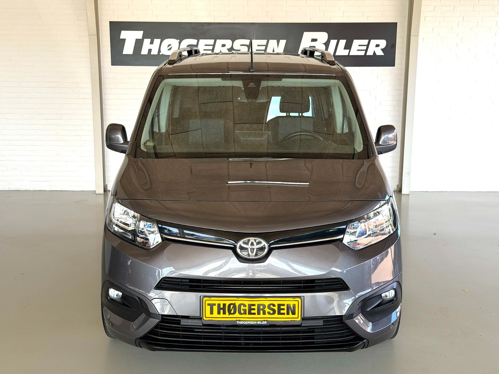 Grå Toyota ProAce City Verso fra 2021 set udefra