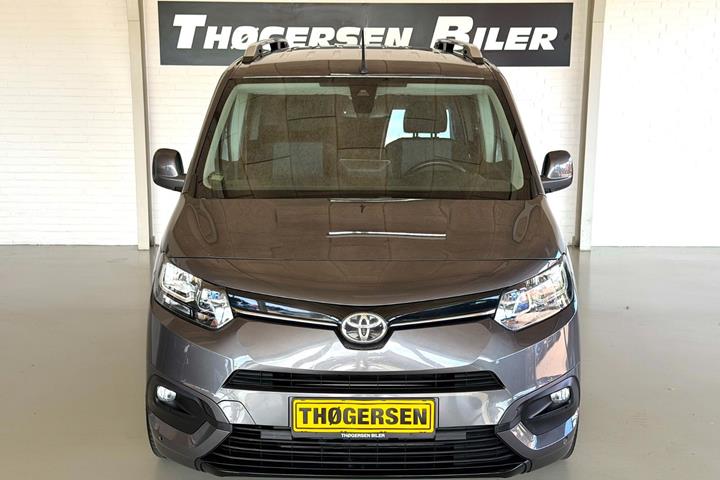 Grå Toyota ProAce City Verso fra 2021 set udefra