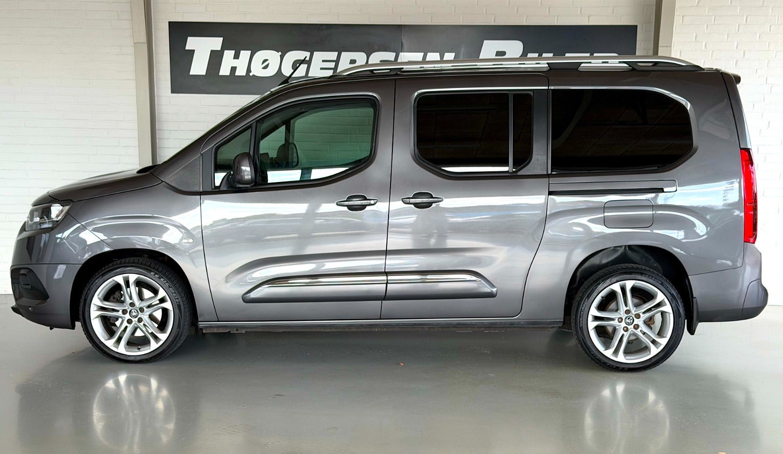 Grå Toyota ProAce City Verso fra 2021 set udefra