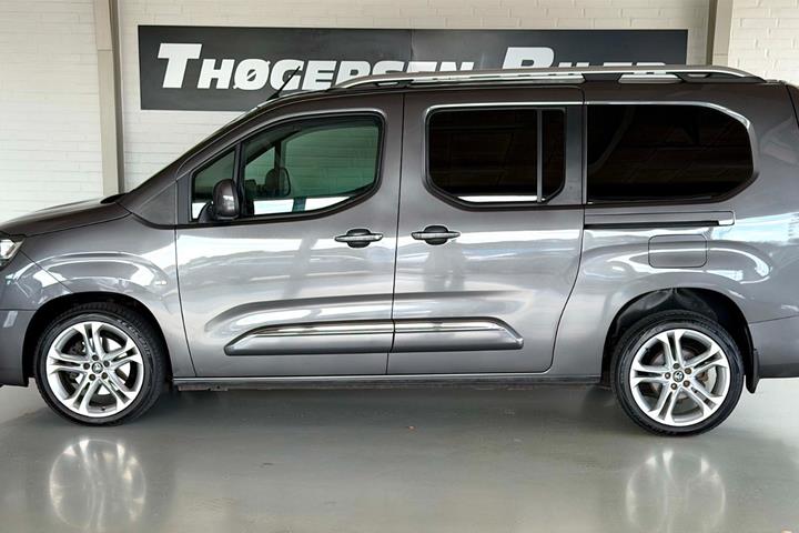 Grå Toyota ProAce City Verso fra 2021 set udefra