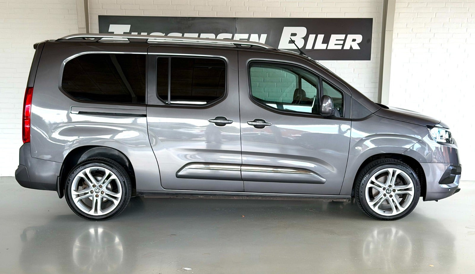 Grå Toyota ProAce City Verso fra 2021 set udefra