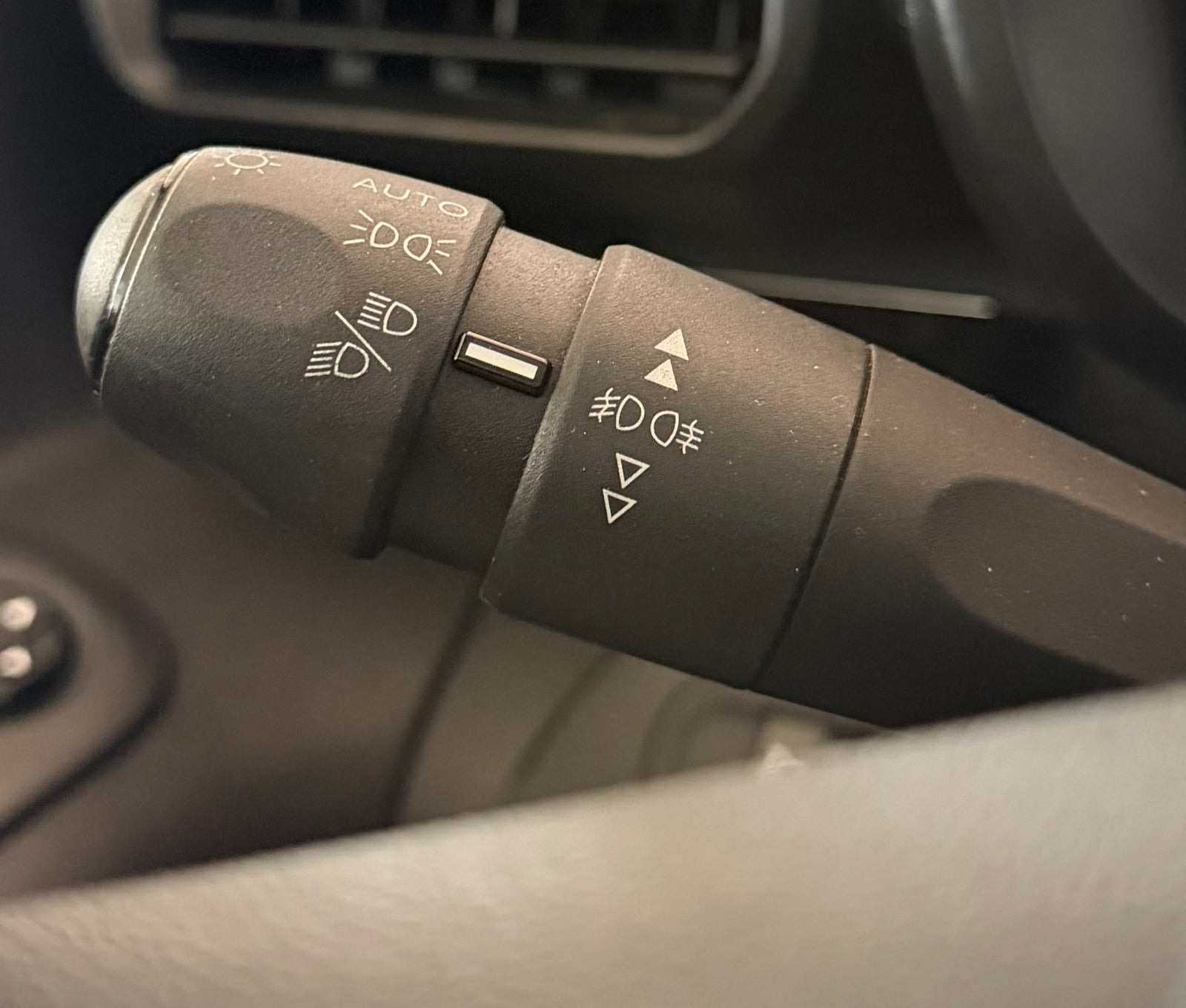 Grå Toyota ProAce City Verso fra 2021 set indefra