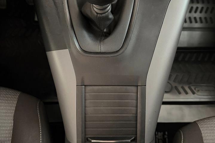 Grå Toyota ProAce City Verso fra 2021 set indefra
