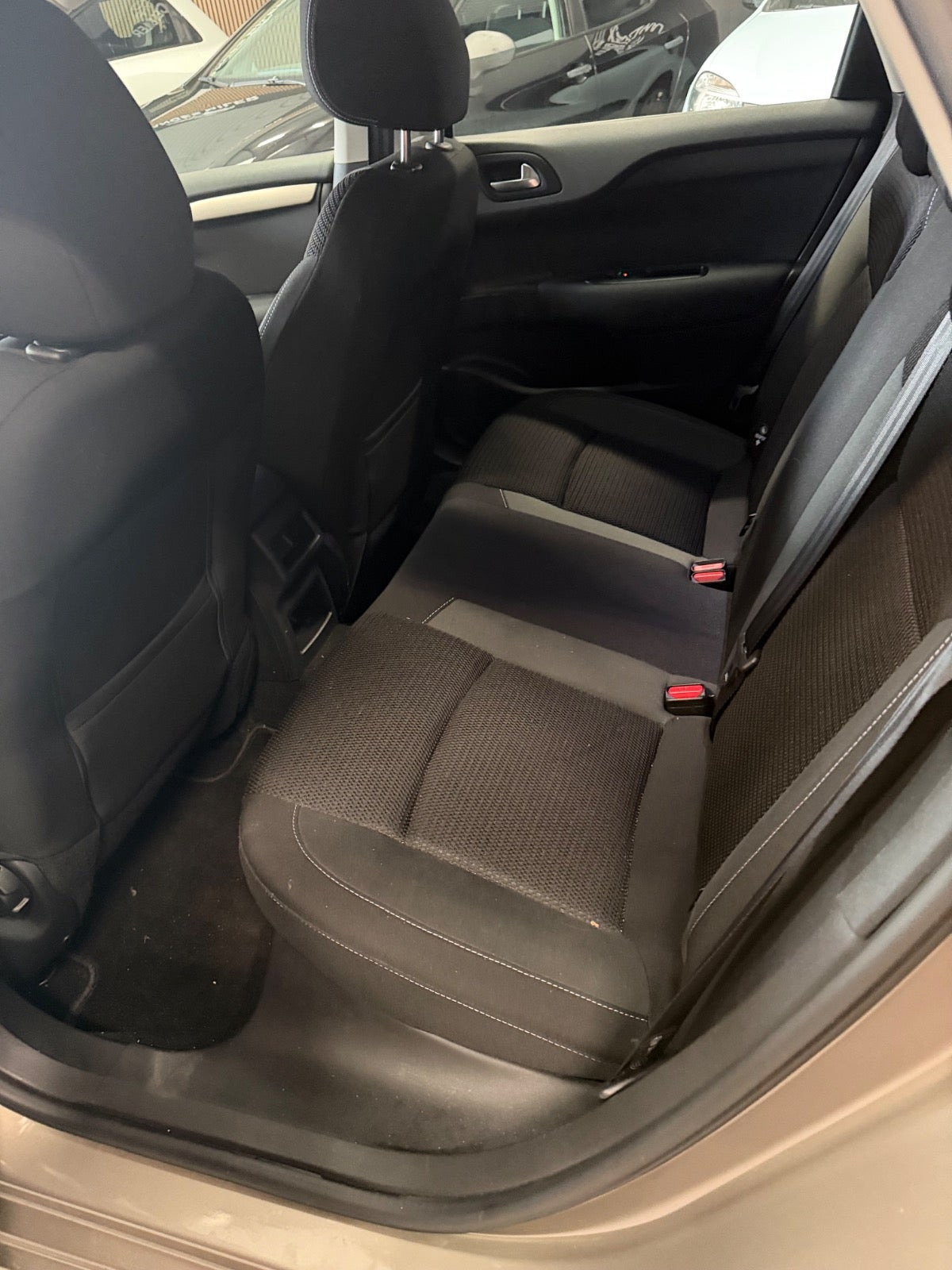 Beige Citroën C4 fra 2015
