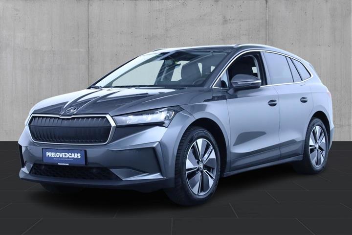 Grå Skoda Enyaq fra 2023 set udefra