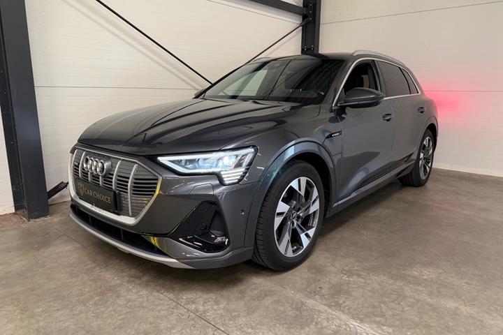 Grå Audi e-tron fra 2021