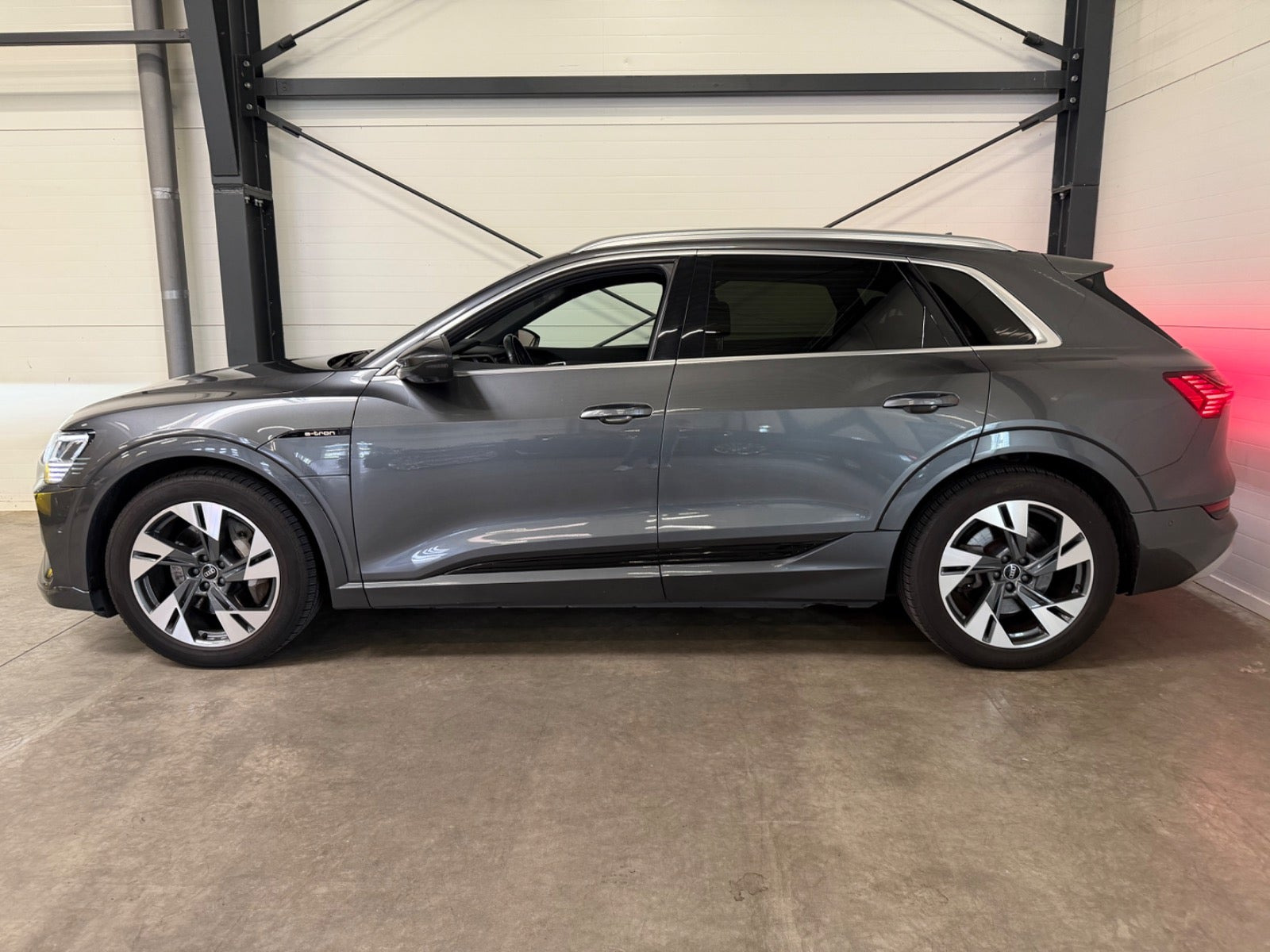 Grå Audi e-tron fra 2021