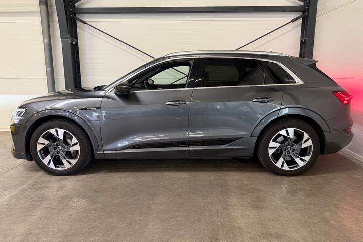 Grå Audi e-tron fra 2021