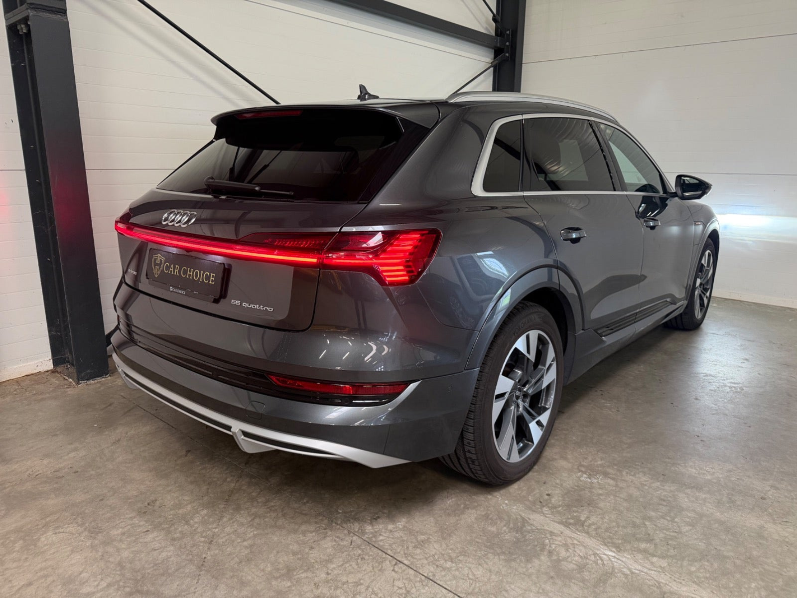 Grå Audi e-tron fra 2021