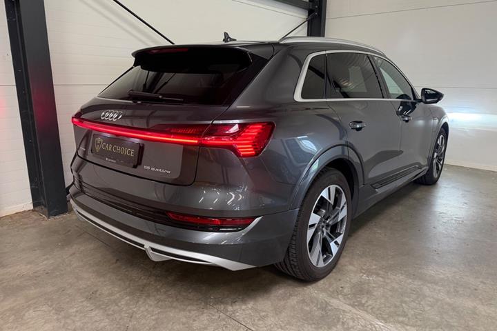 Grå Audi e-tron fra 2021