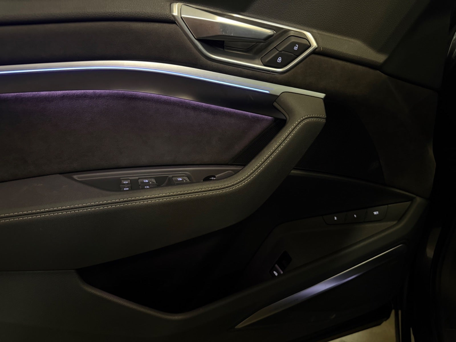 Grå Audi e-tron fra 2021