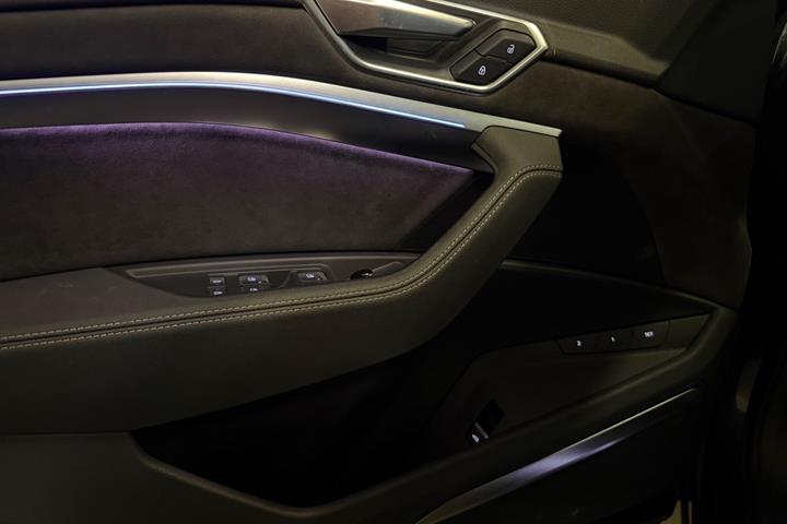 Grå Audi e-tron fra 2021