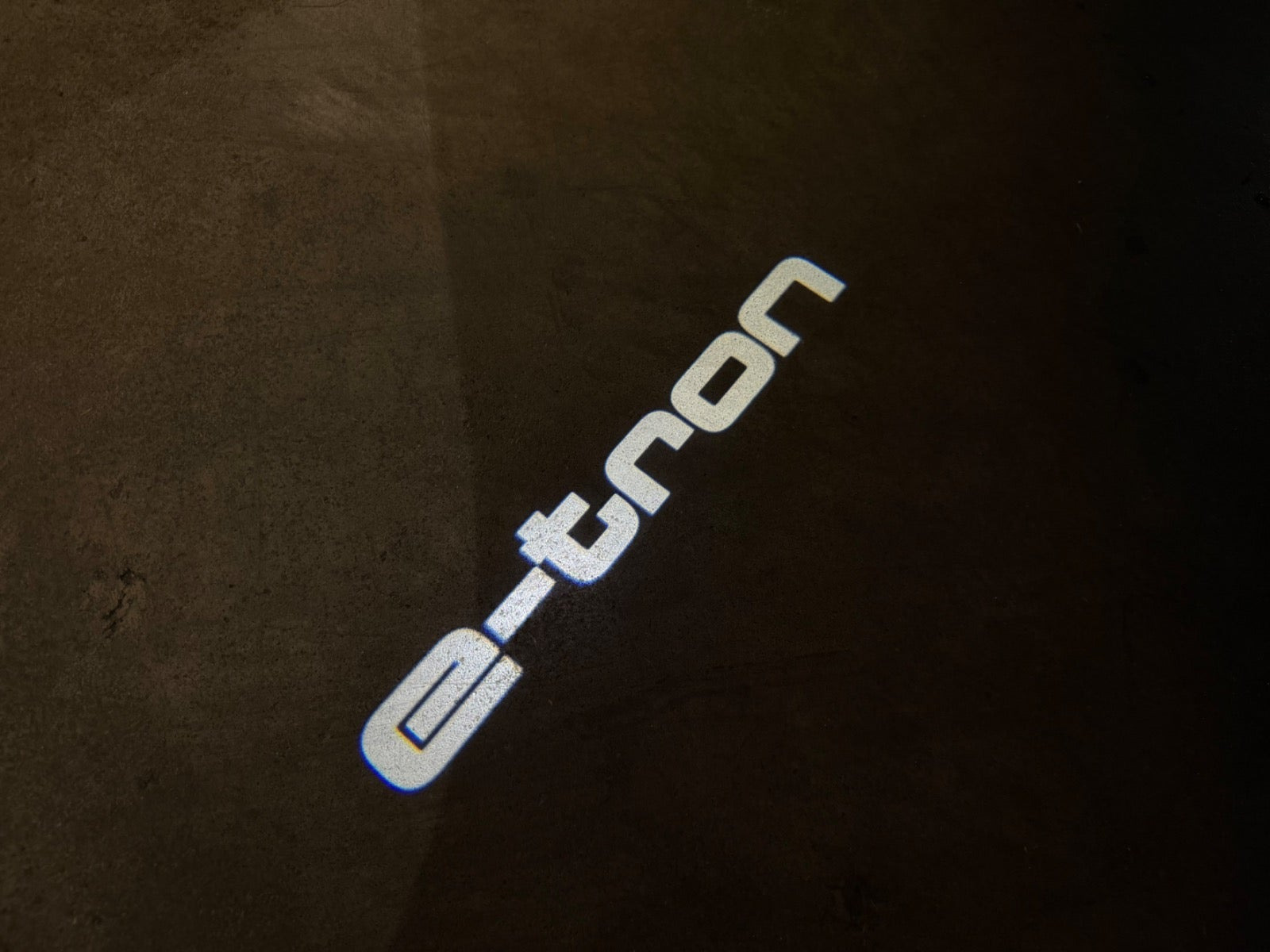 Grå Audi e-tron fra 2021