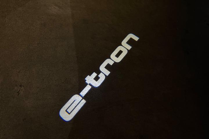 Grå Audi e-tron fra 2021